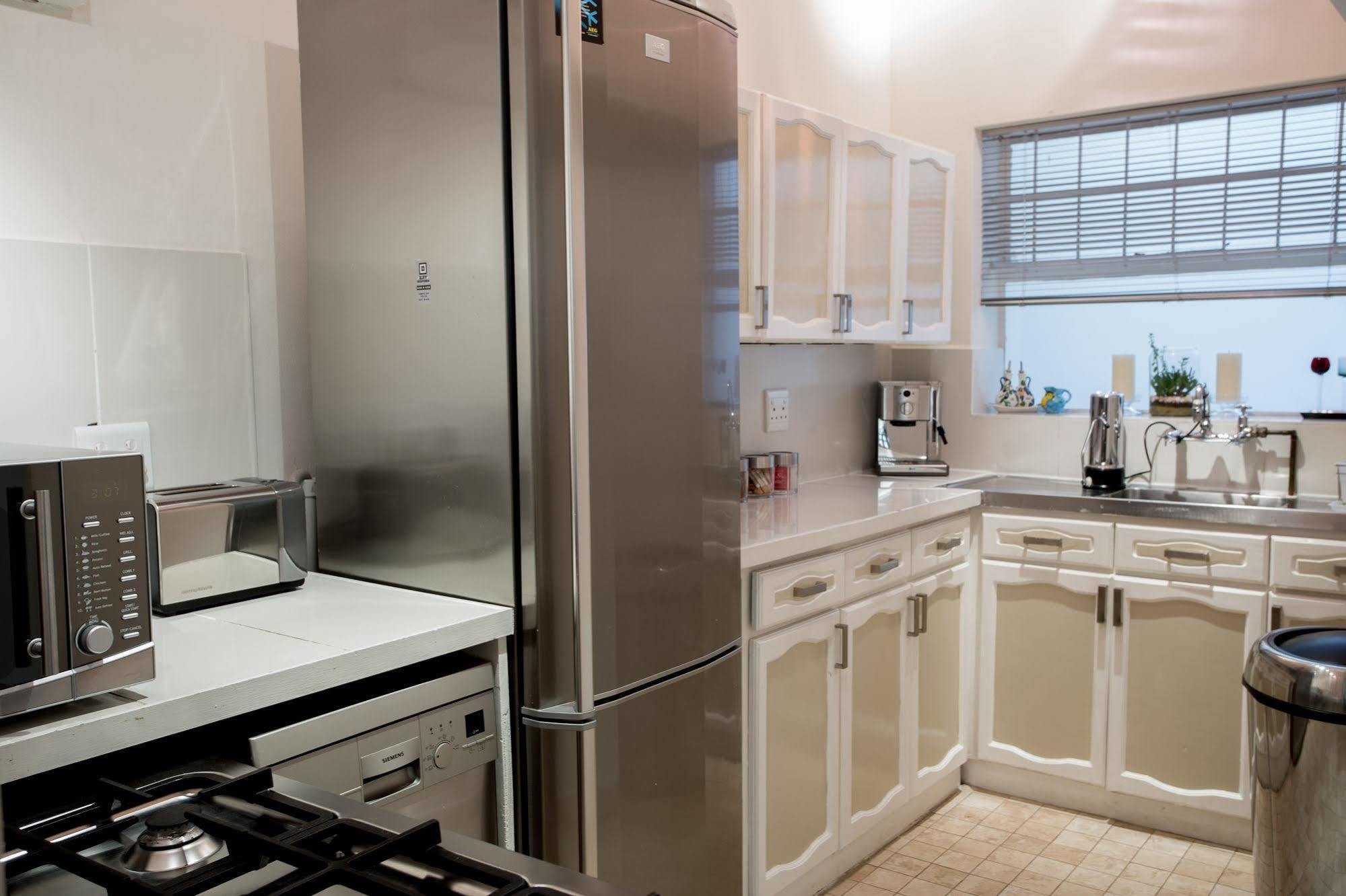 Caprice Camps Bay Apartment Bagian luar foto